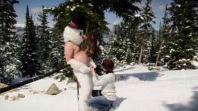 Public Handjobs Brandi de Lafey Strokes A Snowman - drtuber